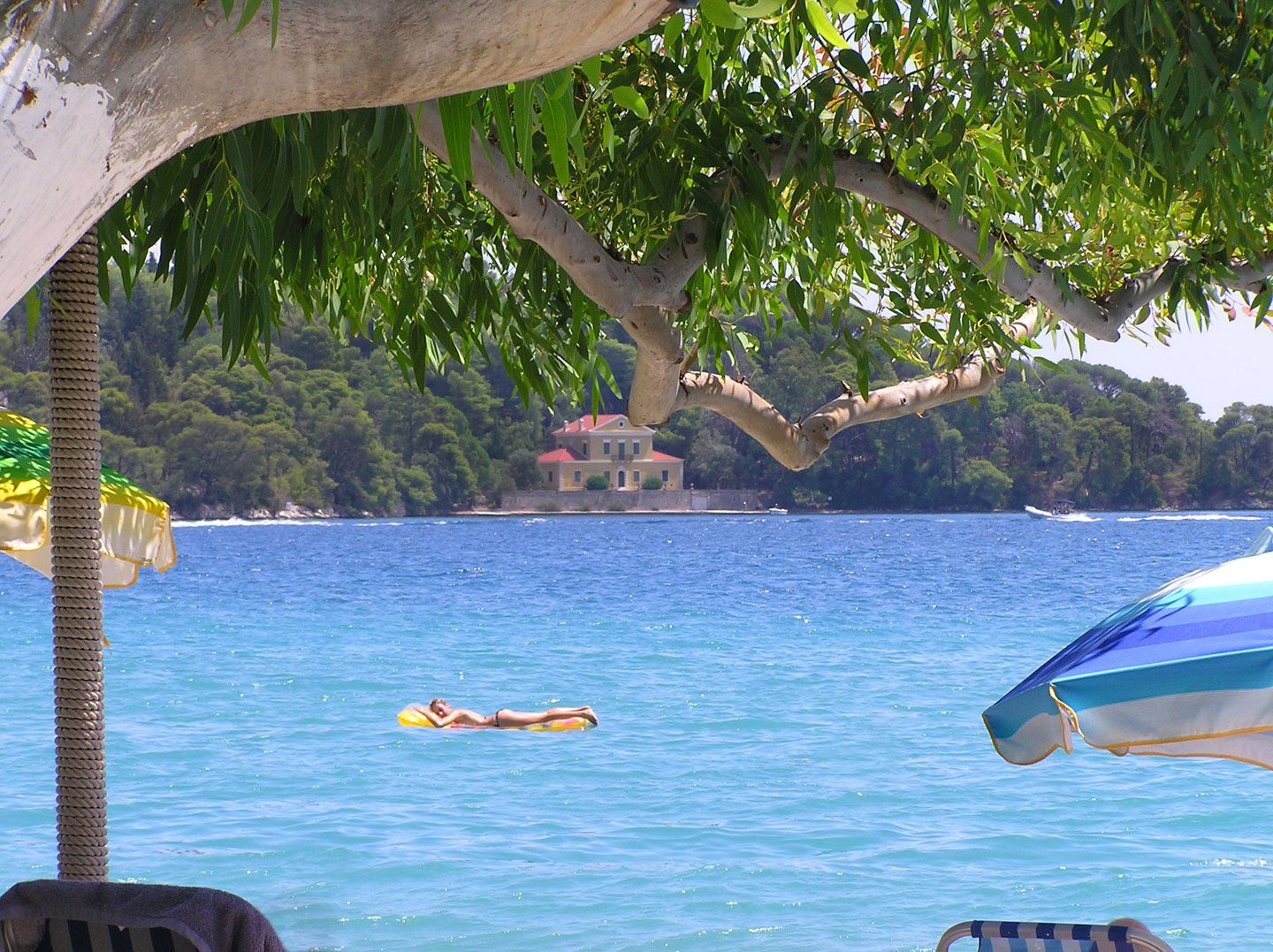 Nydri beach in Lefkada and the island Madouri | Lefkada