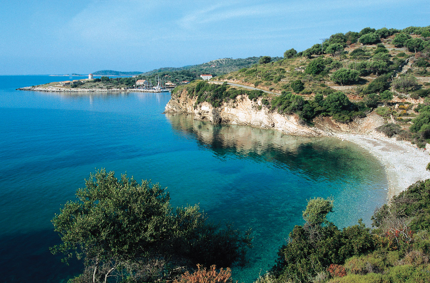 A beach south of the port of Kastos | Lefkada's small islands