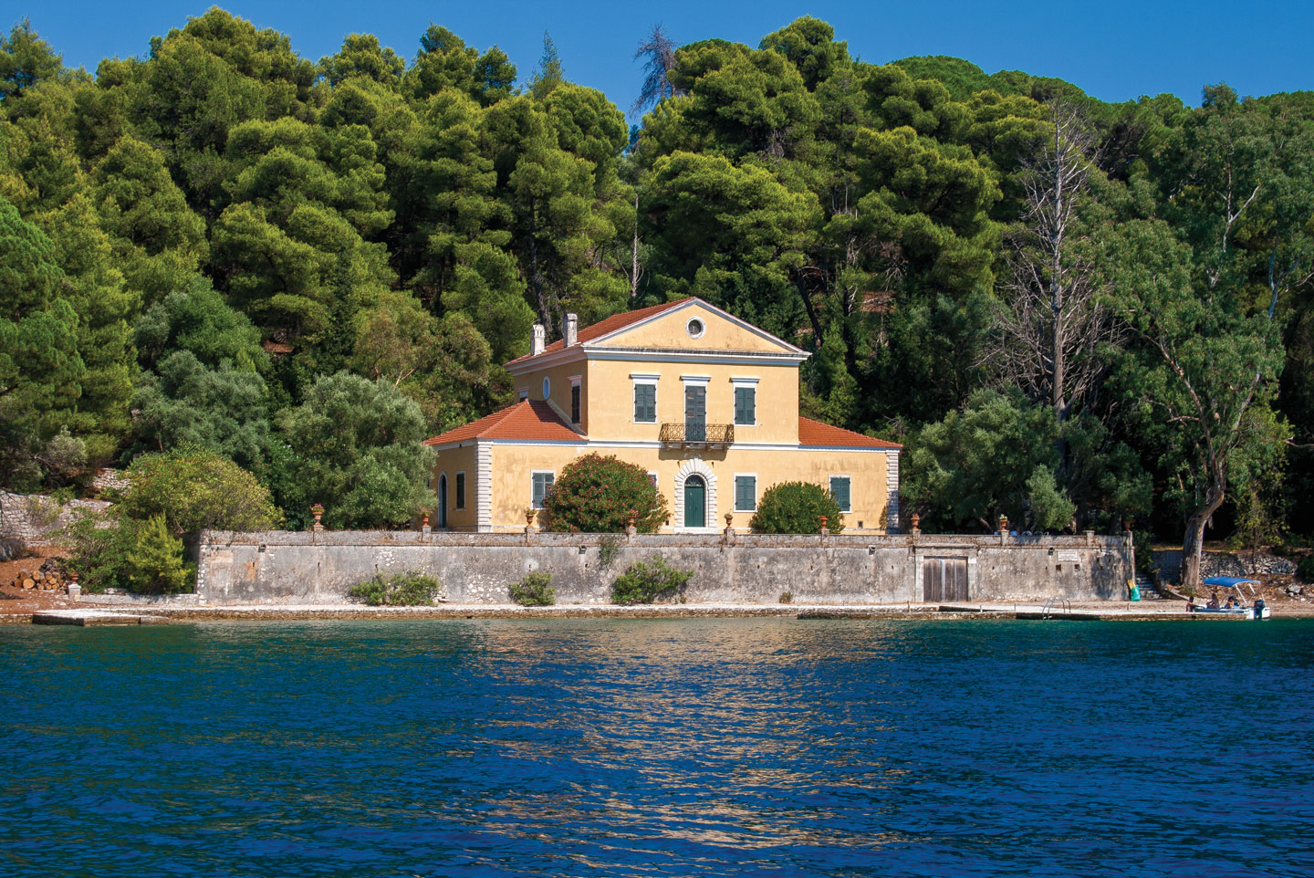 Η Μαδουρή, το νησάκι του Βαλαωρίτη, απέναντι από το Νυδρί της Λευκάδας