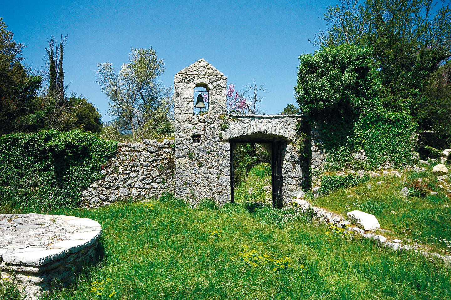 A Monastery in Vafkeri dedicated to Asomatos Michael | Lefkada's churches