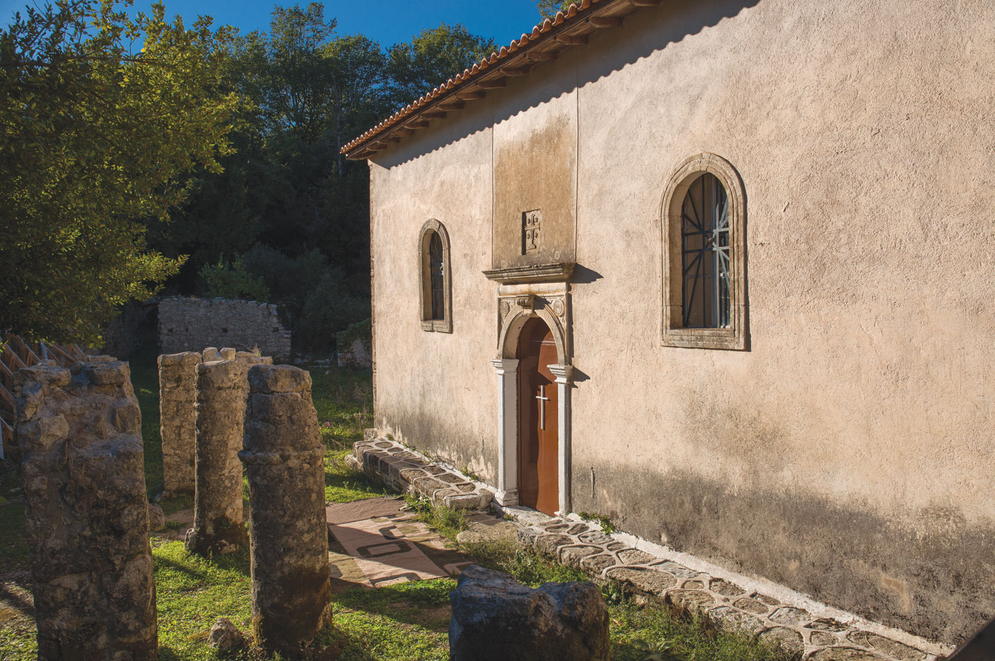 Μονή Κόκκινης εκκλησίας κοντά στα Πλατύστομα | Lefkada Slow Guide